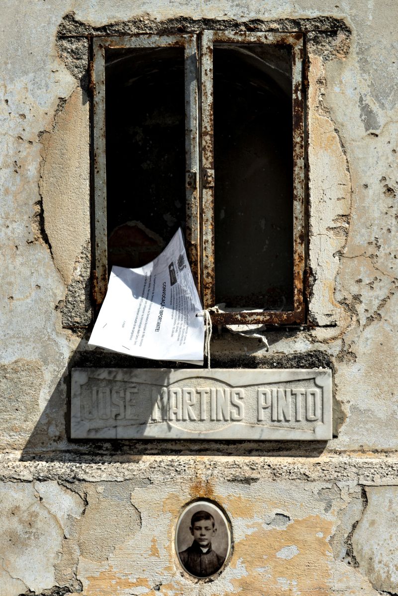 Aviso preso a jazigo no Municipal: administração faz alerta aos familiares. Muitos não responderão | Fotos: Henry Milleo/Gazeta do Povo