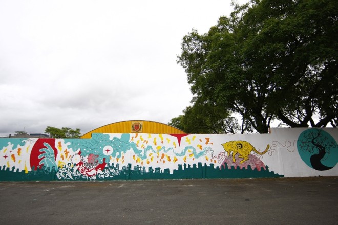 O muro da Escola Municipal Nossa Senhora da Luz ganhou desenhos do carioca Renato Faccini |