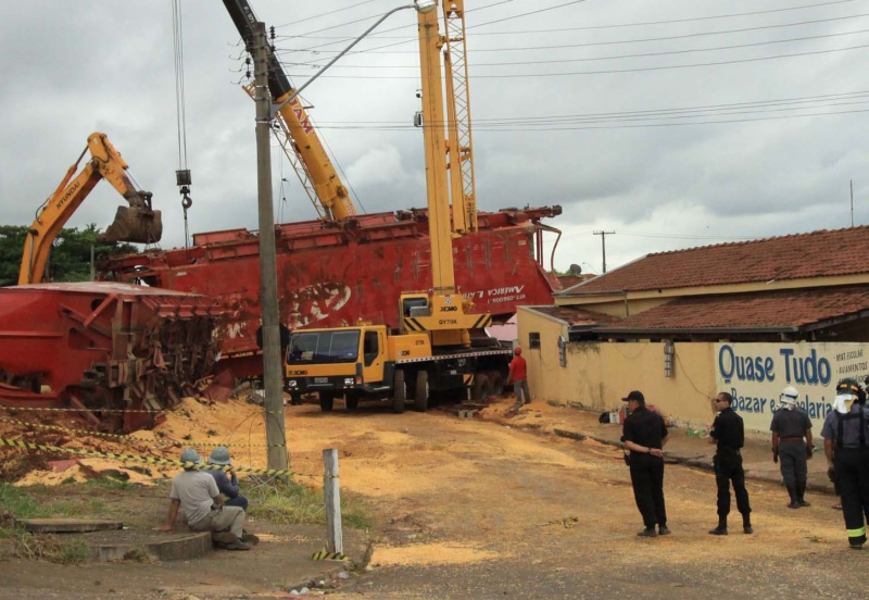 Dois vagões descarrilaram e caíram sobre casas | Guilherme Baffi/Estadão Conteúdo