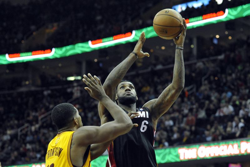 LeBron James passa pela marcação de Tristan Thompson na vitória do Miami Heat em Cleveland | David Richard / USA TODAY Sports