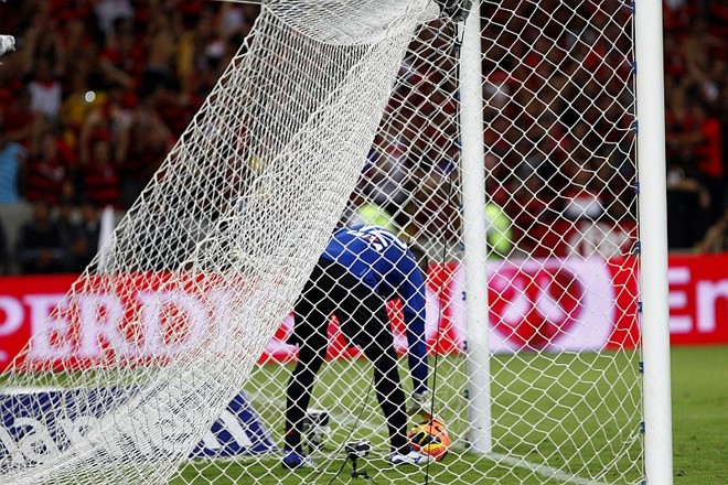 Weverton busca a bola no fundo do gol: goleiro atleticano foi vencido por duas vezes nos minutos finais | 