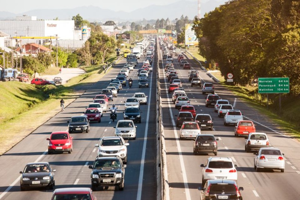 A expectativa é que 140 mil carros passem pela BR-277 entre quinta e domingo | Brunno Covello/Gazeta do Povo