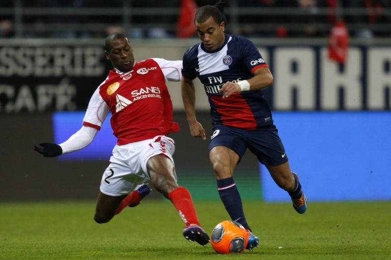 Lucas tenta escapar da marcação de Fofana na vitória do PSG sobre o Reims neste sábado pelo Campeonato Francês | Pascal Rossignol / Reuters