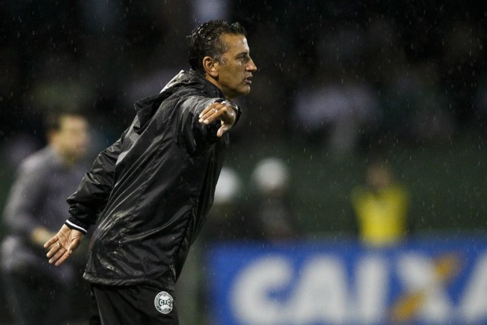 O técnico Péricles Chamusca durante a derrota do Coritiba para o Criciúma no Couto Pereira | Hugo Harada / Gazeta do Povo