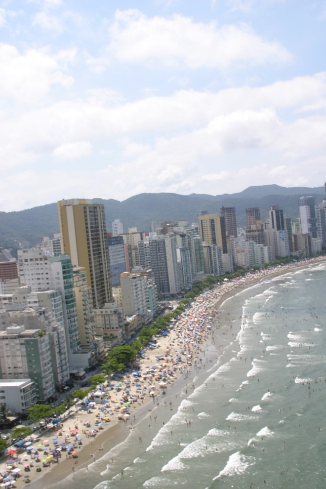 Plano diretor de Balneário Camboriú estabelece metragem mínima de apartamentos à beira-mar e próximos da orla, elitizando os empreendimentos novos da região |