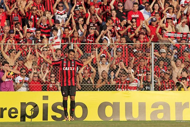 Éderson comemora o terceiro gol contra o São Paulo diante da torcida rubro-negra |