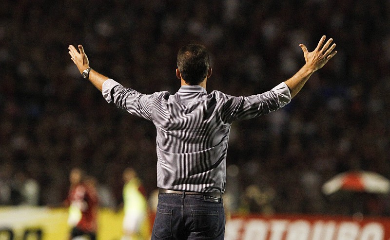 Vagner Mancini viu o Atlético nervoso na partida com o Flamengo | Daniel Castellano / Gazeta do Povo