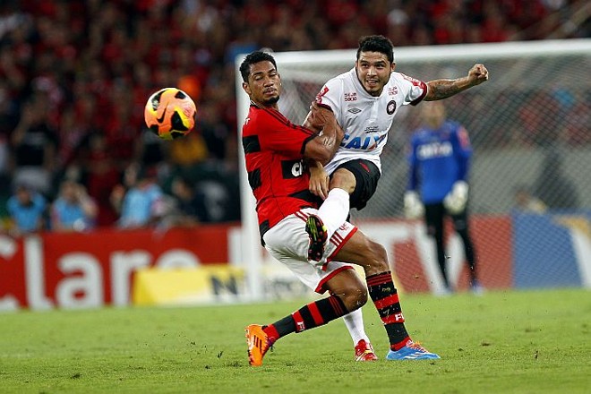 Zezinho rouba a bola do flamenguista Hernane | 