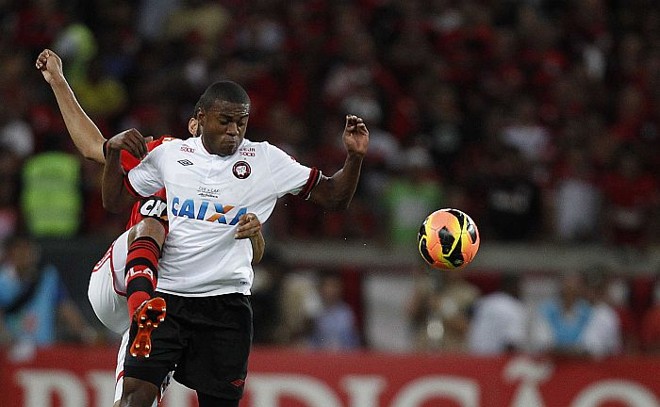 Marcelo tenta passar pela marcação do Flamengo na decisão | 