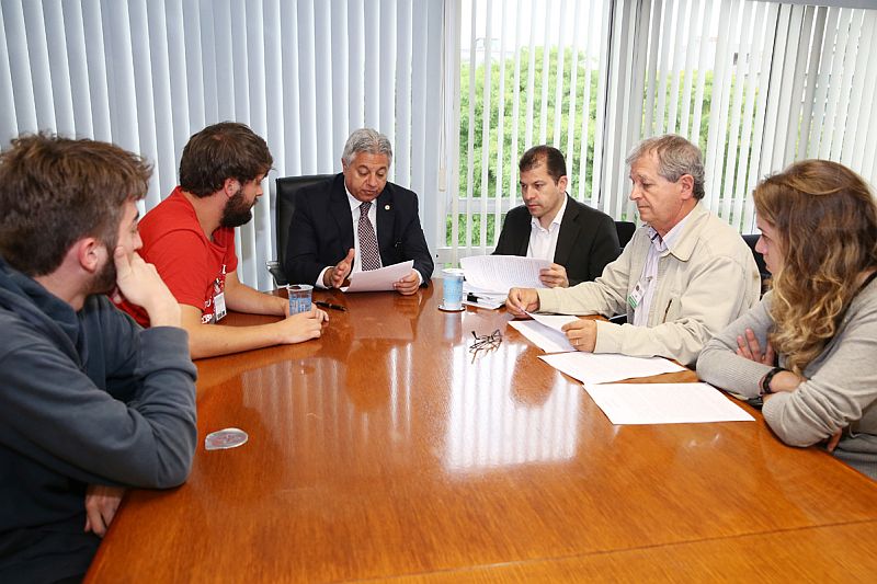 O presidente da Câmara Municipal de Curitiba, Paulo Salamuni (ao centro), recebeu representantes da Frente de Luta pelo Transporte, que entregaram proposta para instituir o passe livre na cidade | Andressa Katriny/CMC