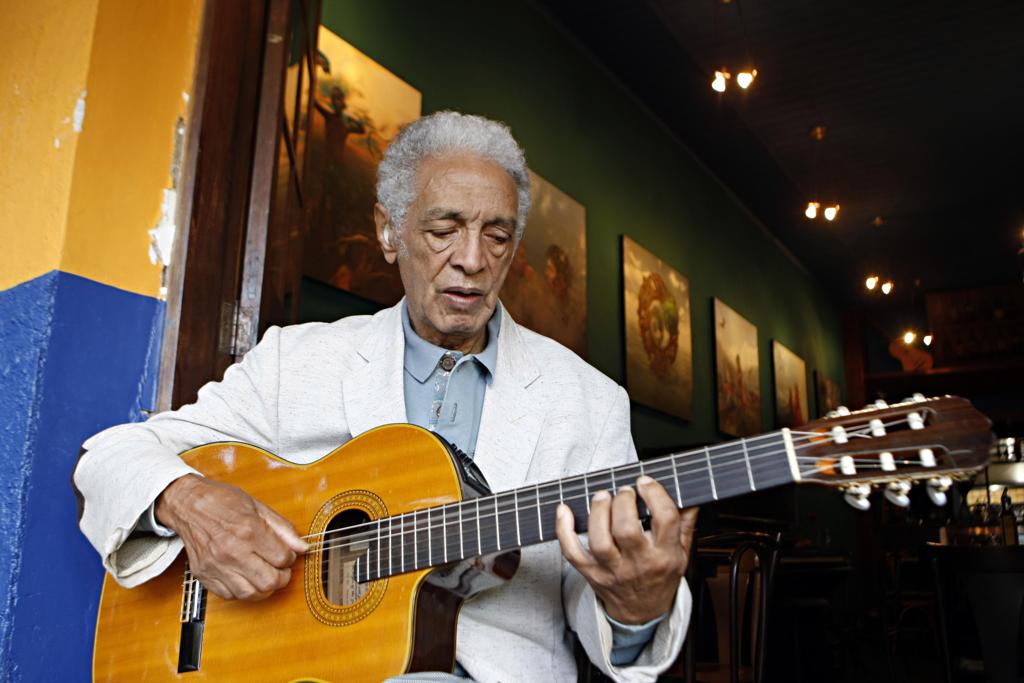 Menos reverenciado do que merece, Waltel segue dando aulas particulares e apoiando músicos iniciantes | Henry Milléo/Gazeta do Povo