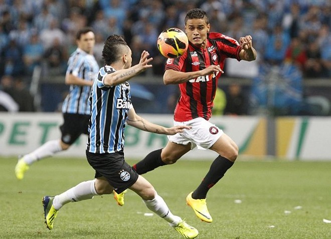 Everton, do Atlético, tenta passar pela marcação de Pará, do Grêmio |