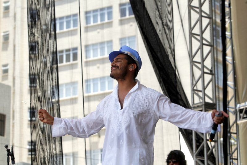 Criolo comandou uma multidão de fãs no centro de Curitiba | Daniel Castellano / Gazeta do Povo