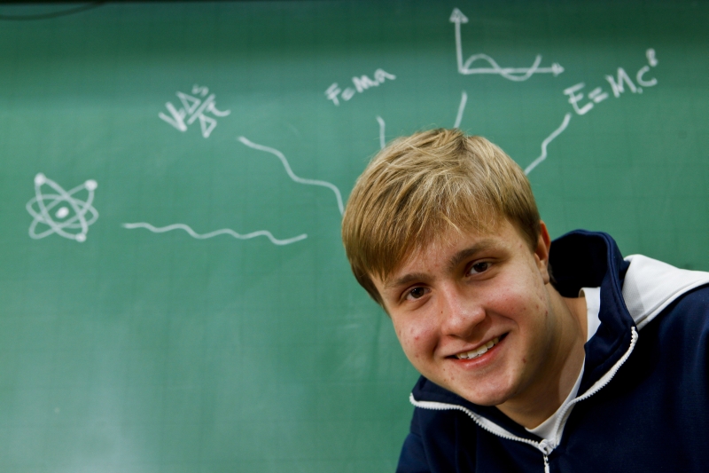Leonardo Chiquita, 17 anos, participa das olimpíadas de Matemática e Química e é o atual campeão estadual na competição de Física | André Rodrigues/Gazeta do Povo
