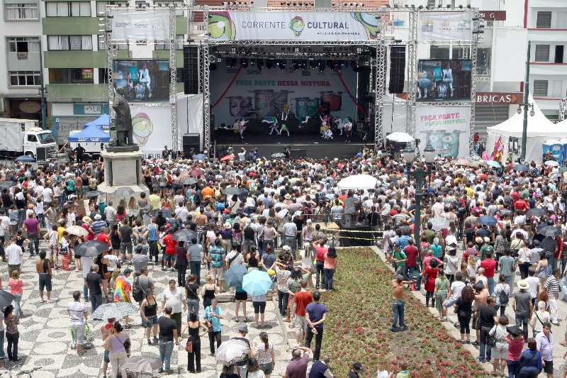 Palco da Riachuelo montado em frente ao Paço da Liberdade, em Curitiba em foto de 2012: Moraes Moreira, Guilherme Arantes e Blitz se apresentam no local | Aniele Nascimento/ Gazeta do Povo
