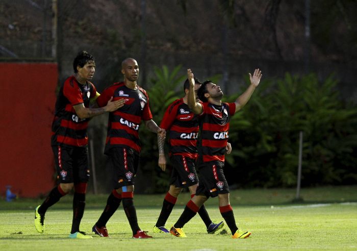 Maxi Biancucchi (à direita) comemora com os companheiros o segundo gol do Vitória no Barradão: volta inspirada. | Eduardo Martins/Ag. A Tarde - Folhapress