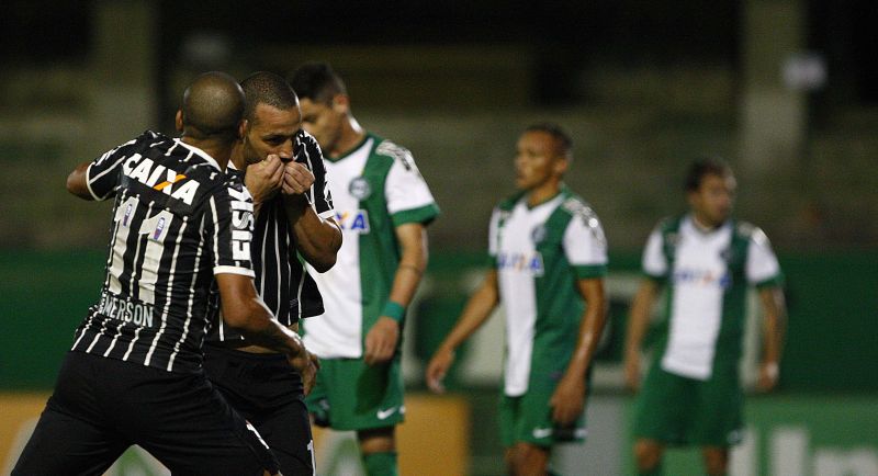Guilherme comemora o gol da vitória do Corinthians no Couto Pereira | Jonathan Campos / Gazeta do Povo