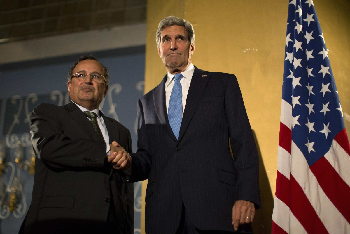 O Ministro das Relações Exteriores egípcio, Nabil Fahmy, com John Kerry: visita de "apoio" | REUTERS/Jason Reed