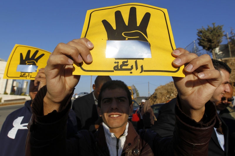 Cartões com o símbolo de Rabaa (que significa quatro), uma bandeira dos partidários de Mursi | Muhammad Hamed/Reuters
