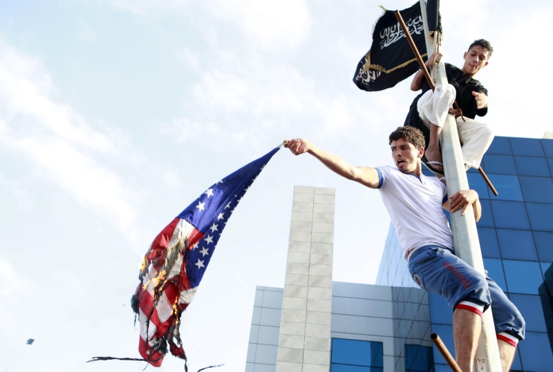 Manifestantes queimam bandeira dos EUA em Túnis | Zoubeir Souissi/Reuters