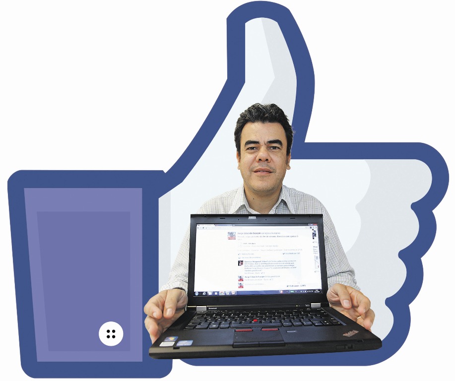 O professor Jorge Scarpin, da UFPR, estimula os alunos do curso de Ciências Contábeis a tirarem dúvidas pelo Facebook. Em muitos casos, a ajuda vem dos próprios colegas. | Antonio More / Agência de Notícias Gazeta do Povo