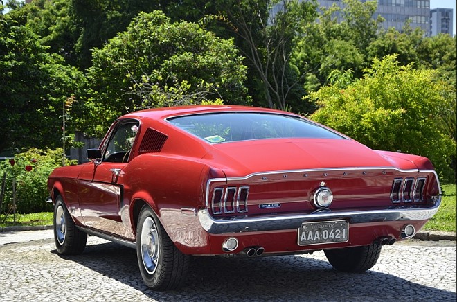 Agosto - Ford Mustang GT 1968- A modelo fastback (cupê com caimento acentuado do teto traseiro) é de propriedade do empresário Luiz Fernando S. Bettega, 73 anos. O puro sangue é impulsionado por um V8 302, de 284 cv, no modo manual de 4 velocidades |