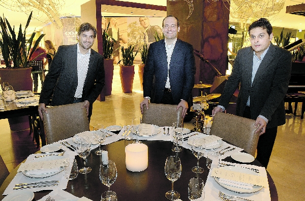 Rafael Valdivia, Cristiano Melles e Luiz Marsaioli (a partir da esq.), sócios do restaurante Pobre Juan, durante a noite de estreia da casa, na última quinta-feira, no Pátio Batel | Kraw Penas