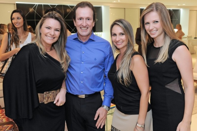 As arquitetas Val Ruon, Tatiana Marcassa e Luciana Glock (a partir da esq.) prestigiaram o coquetel de confraternização realizado terça-feira na loja Simmetria Ambienti. Na foto, as belas com o anfitrião Edson Marochi | Gerson Lima