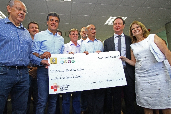 A Renault do Brasil doou R$ 1 milhão ao Hospital do Câncer de Londrina. A doação foi entregue na última sexta-feira pelo médico Paulo Zétola (de gravata), responsável pela área de saúde e segurança do trabalho da empresa, ao governador Beto Richa, ao prefeito Alexandre Kireeff e ao diretor do hospital, Nelson Dequech (ambos ao centro). Também na foto, o ex-secretário da Fazenda Luiz Carlos Hauly (esq.) e Mara Fernandes, gestora de Ações e Projetos da instituição londrinense | Agência La Imagem