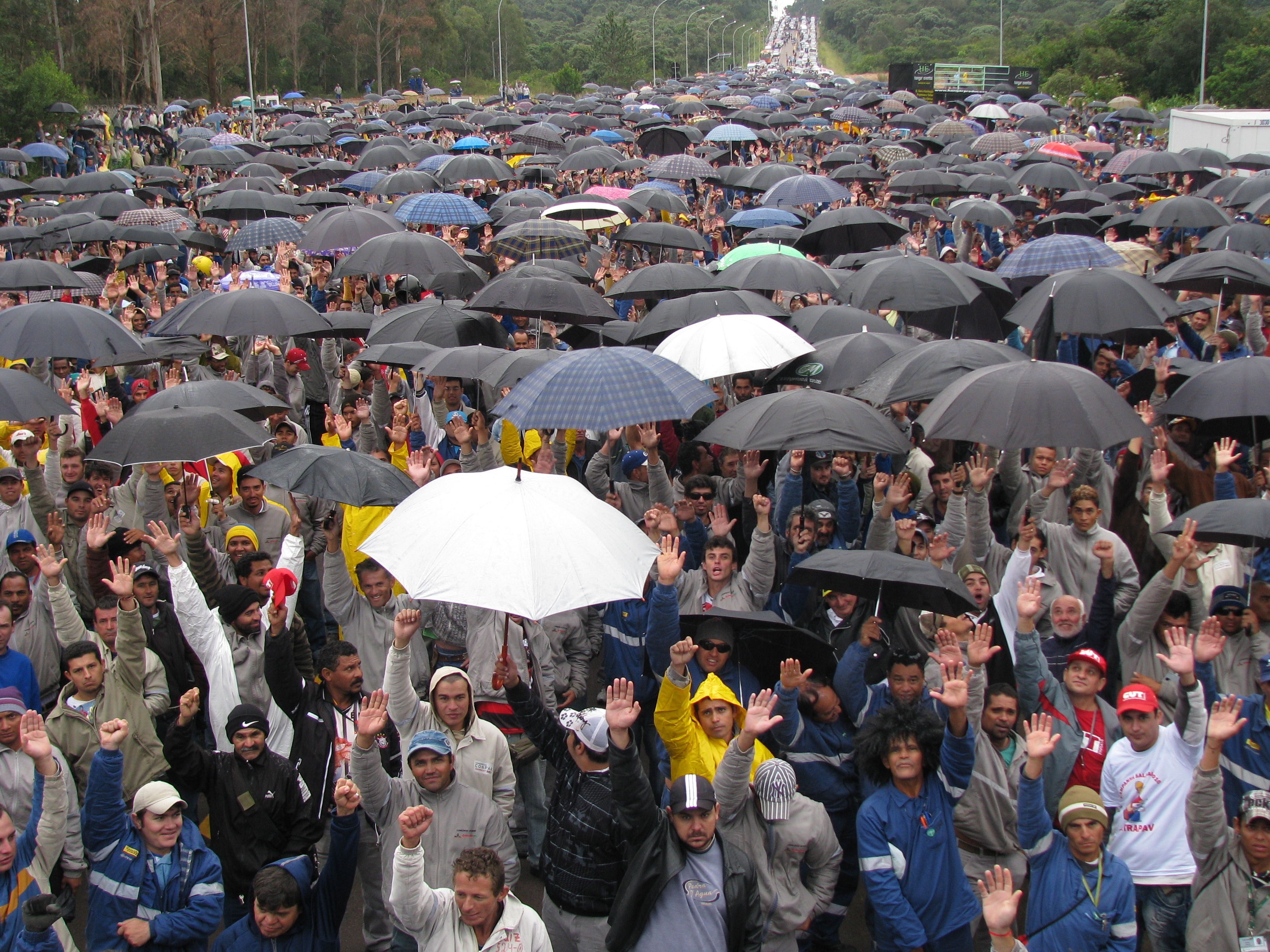 A imagem feita pelo Sindipetro mostra como ficou a Repar depois do incidente | Divulgação/Sindipetro