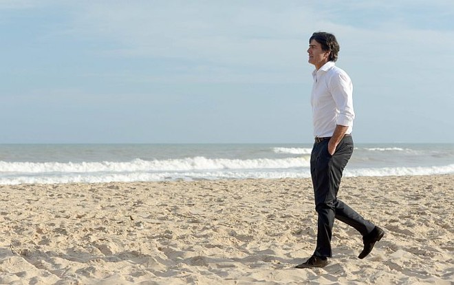 Técnico da Alemanha Joachim Löw caminha na praia do Costão do Sauípe após o sorteio da Copa: delegação erguerá seu próprio alojamento na Copa | Marcos Brandt / EFE