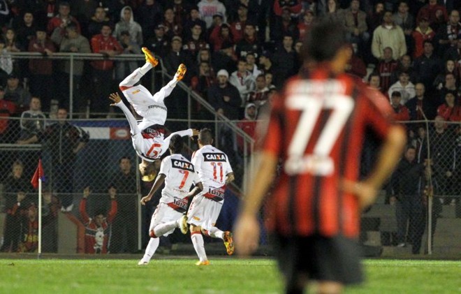 Jogador do Vitória comemora gol em jogo contra o Atlético na Vila Capanema |