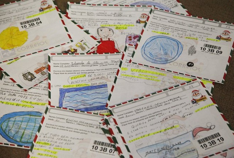 Papai Noel dos Correios ainda aguarda adoção de 150 cartinhas A expectativa é atender pelo menos 4 mil crianças que vivem em situação de vulnerabilidade social em Maringá, Sarandi e Paiçandu | Divulgação PMM