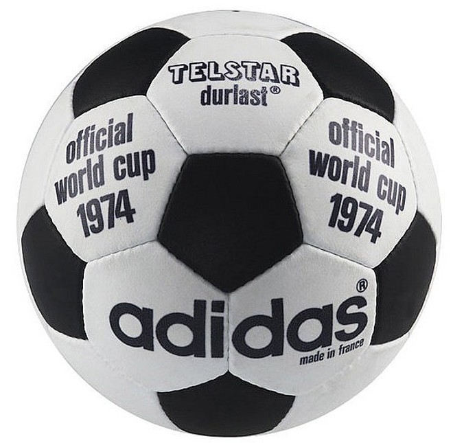 A Telstar (México-70) e a Telstar Durlast (Alemanha-74) foram as primeiras da parceria entre a Fifa e a Adidas. Com 32 gomos (12 pentágonos e 20 hexágonos) foi a primeira a ser em preto e branco, diferente das anteriores, com cor de couro natural. O design delas favorecia a visualização nas tevês em preto e branco | 