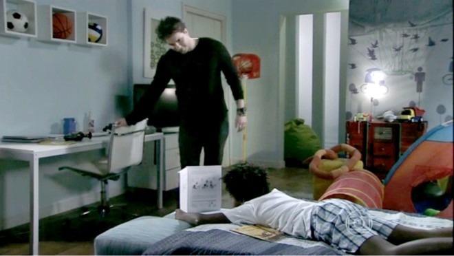 Jayme, o filho de Niko (Thiago Fragoso) se divertiu com a trama de Trudi e Kiki, de Eva Furnari |