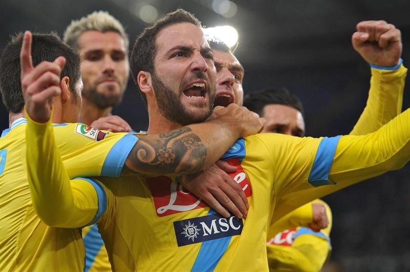 Autor de dois gols na vitória do Napoli sobre a Lazio, Higuaín é abraçado pelos companheiros em Roma | Ettore Ferrari / EFE