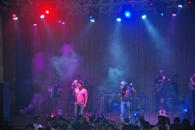 Rodeo Country Bar: Fundada em 1999 no endereço de uma boate icônica da cidade, a Moustache Sound & Dance, na Avenida Munhoz da Rocha, a Rodeo cresceu e se mudou para a Linha Verde, onde funciona desde 2011. É uma das últimas casas remanescentes da época do 