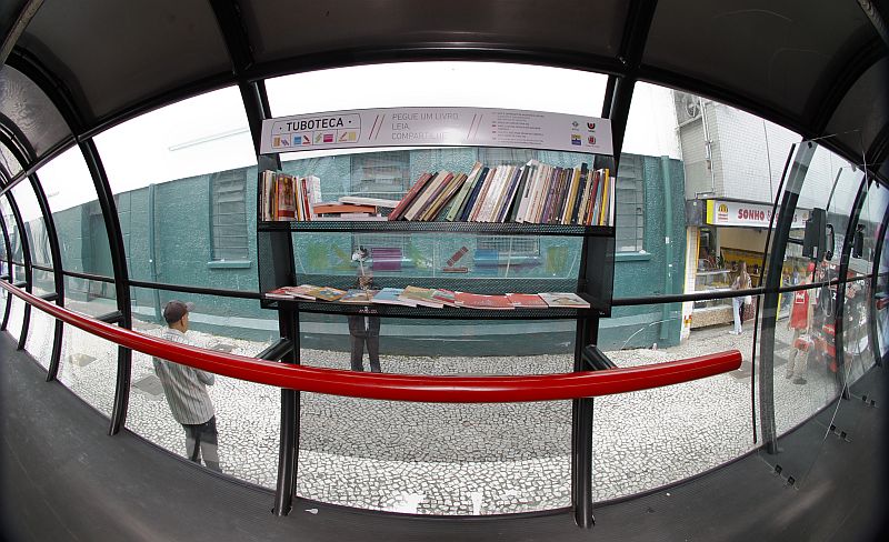 A barra de ferro onde os passageiros se apoiam, comum nos pontos de ônibus e estações-tubo de Curitiba, são alvo de campanha: deputado quer que elas sejam substituídas por bancos | Daniel Castellano/Gazeta do Povo