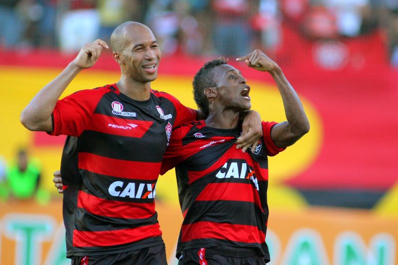 Dinei marcou dois gols e comemorou com Marquinhos, que também balançou a rede do Flamengo | Edson Ruiz/Folhapress