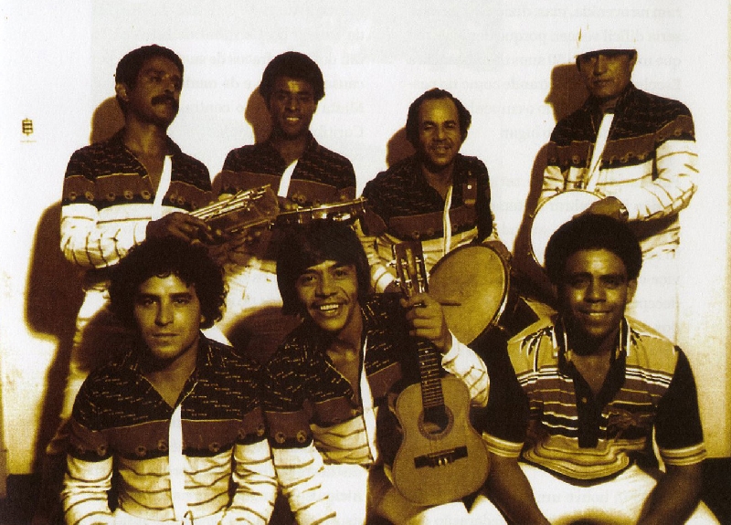 Grupo Maé e Seus Batuqueiros (da esq. para a dir.): Pó, Pelé, Orlandinho e Maé; Rogério, Índio e Ciro | Reprodução/Acervo de Cláudio Ribeiro