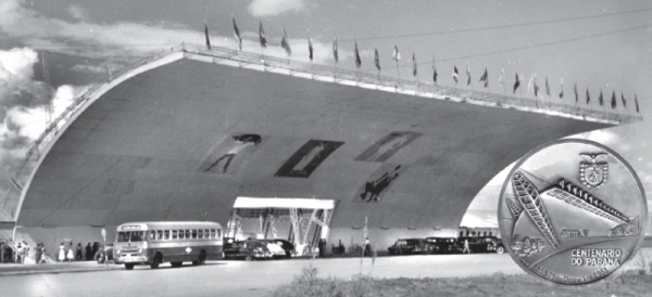 Portal da Exposição Internacional do Café, no Tarumã, em comemoração ao Centenário do Paraná. No detalhe, a medalha comemorativa. Em 1953 | Acervo Cid Destefani