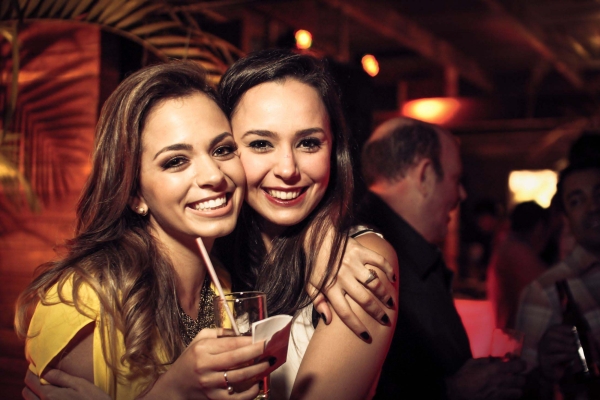 Nicole Agnoletto e Gabriela Zattar curtem a festa de Natal do recém-inaugurado Bar + 55, novo point do Batel, onde ficava a casa noturna Lique | Gustavo Remor