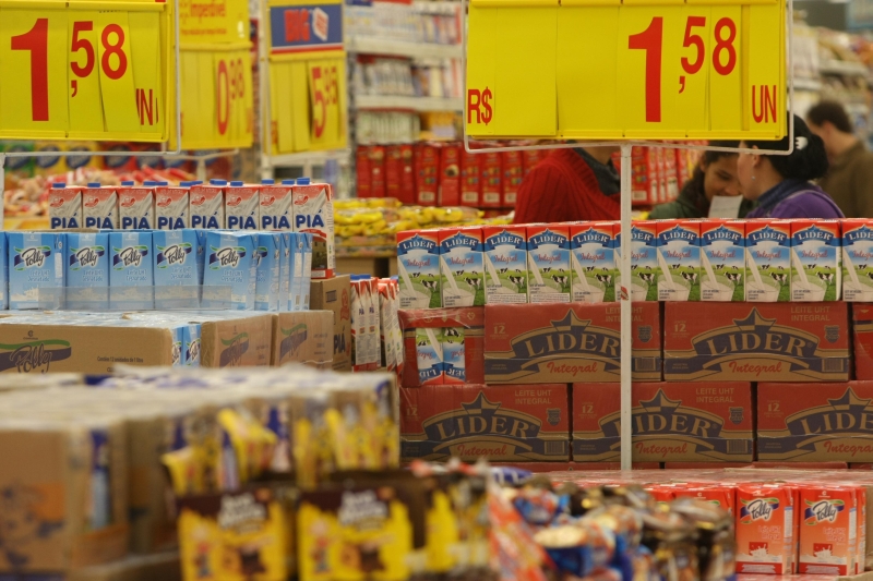 O preço como usado hoje, por pacote ou unidade do produto, dificulta comparações ao não estabelecer uma relação entre custo e quantidade ofertada | Aniele Nascimento/ Gazeta do Povo