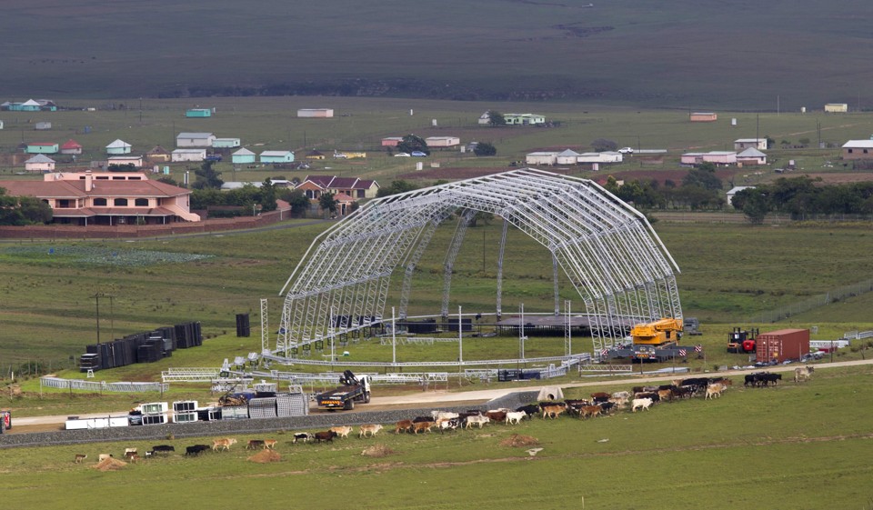Local onde ocorrerá o sepultamento de Mandela, em Qunu, no próximo domingo (15), é preparado para a cerimônia | Reuters/Rogan Ward