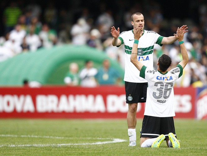 Chico e Diogo também comemoram a vitória que tirou a equipe da zona de rebaixamento |