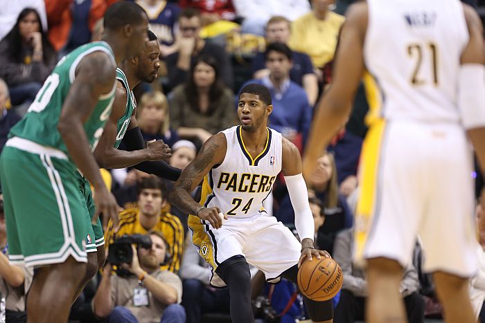 Paul George conduz a bola na vitória do Indiana Pacers sobre o Boston Celtics | Brian Spurlock / Reuters