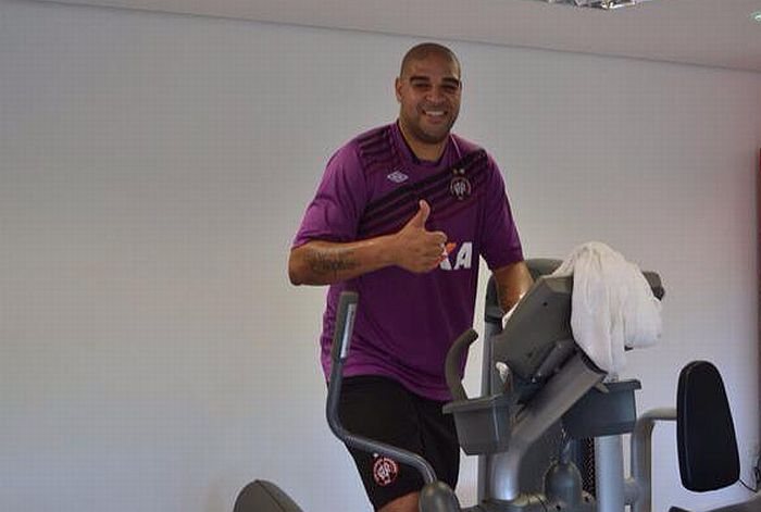 Adriano está fazendo trabalho de condicionamento físico no Atlético desde terça-feira | Divulgação Facebook