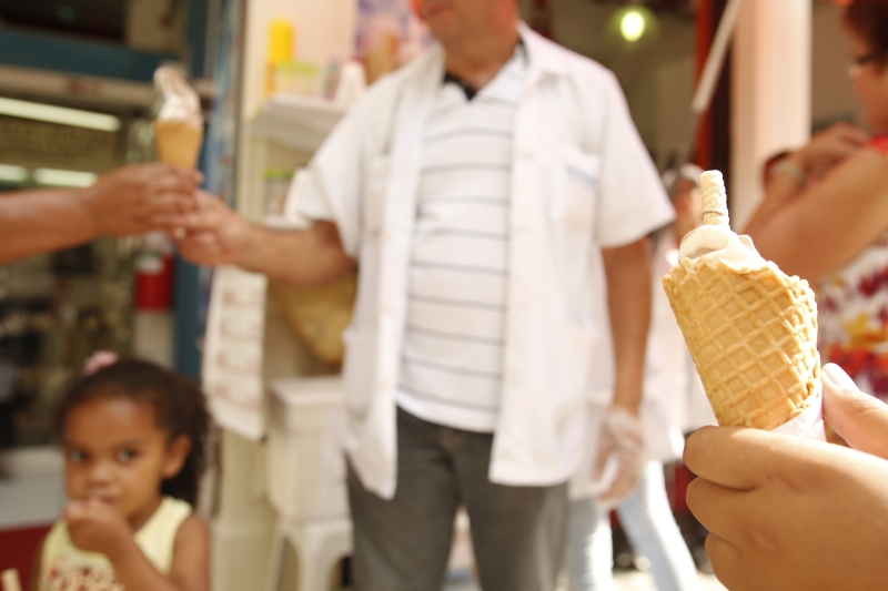 Contra o calor, muitos curitibanos optaram pelo sorvete | Marcelo Andrade/Gazeta do Povo
