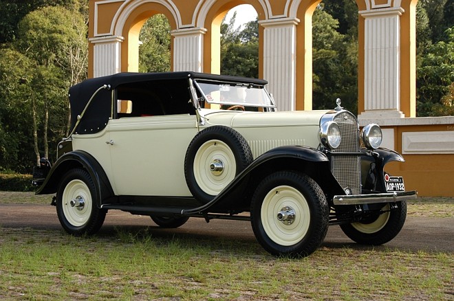 Julho - Opel 1.8 C Kabriolet 1932- Foi o primeiro modelo fabricado com a Opel já sob domínio da General Motors. O carro é do empresário Aramis de Macedo Secundino, 68 anos. Debaixo do capô, um bloco seis cilindros de 32 cv, associado a um câmbio de 3 marchas |