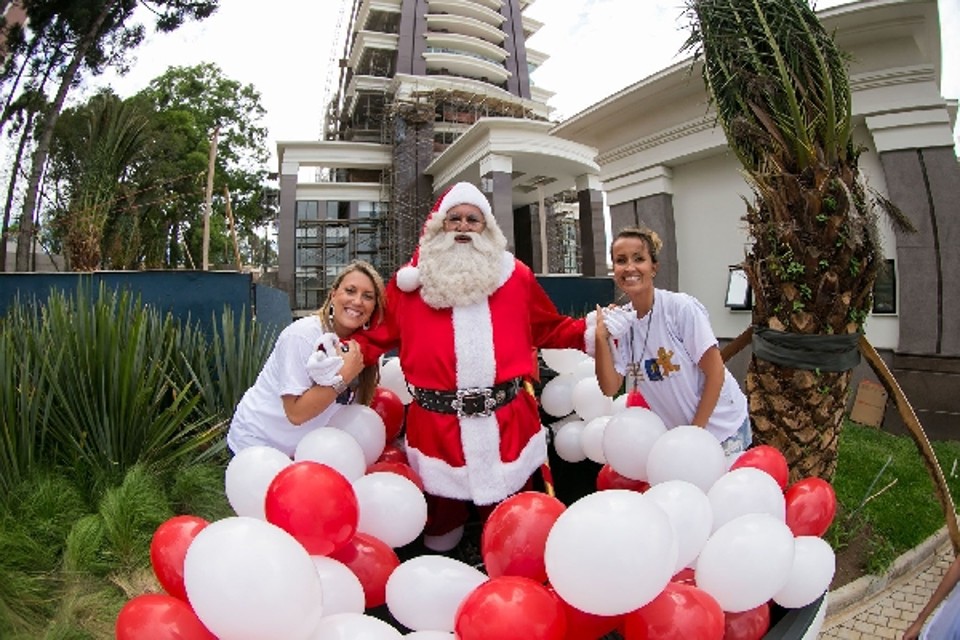 As irmãs Michele Moritz Perussolo e Aline Moritz Perussolo Soares comemoram o sucesso da 21ª edição da tradicional festa de Natal da Construtora San Remo, realizada na obra do Palazzo Lumini com os funcionários da empresa e suas famílias | Naideron
